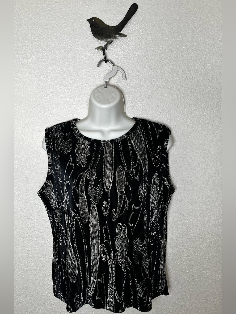 Tess Top SZ L Micro Pleat Plisse Sleeveless Tank Black Gold Metallic Embroidered